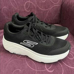 Skechers Men's Max Cushioning Endeavour Sneaker, Black/White, 11.5 - Like New